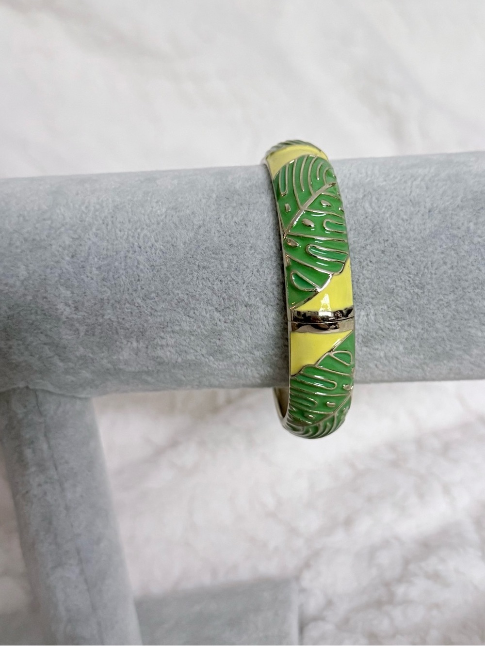 NWOT Sequin Green and Yellow Monstera Tropical Leaf Enamel Hinge Bangle Bracelet